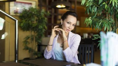 Güzel bir kadın hakkında bir şey bar, yeni fikirler hakkında düşünme genç çekici kadın serbest meslek modern kafede otururken hayal