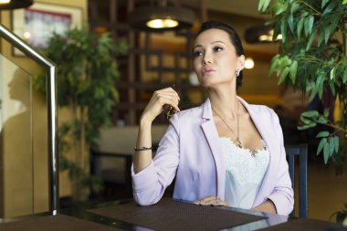 Güzel bir kadın hakkında bir şey bar, yeni fikirler hakkında düşünme genç çekici kadın serbest meslek modern kafede otururken hayal