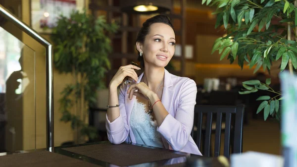 Güzel bir kadın hakkında bir şey bar, yeni fikirler hakkında düşünme genç çekici kadın serbest meslek modern kafede otururken hayal