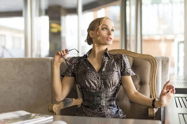 Jeune et jolie femme d'affaires avec tasse de café dans le café — Photo