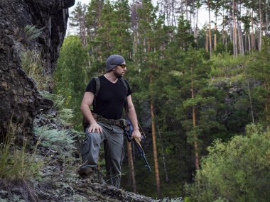 Rus nişancı dağda, savaş kavramı içinde askeri ormanda düşman vurmak için hazırlanıyor