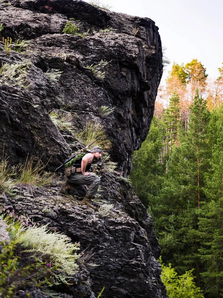 Russische sniper voorbereiden om te raken van de vijand in het forest op de berg, militaire oorlog concept — Stockfoto