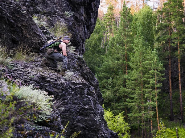 Ρωσικό sniper που ετοιμάζεται να χτυπήσει τον εχθρό μέσα στο δάσος, στο βουνό, στρατιωτική έννοια του πολέμου — Φωτογραφία Αρχείου