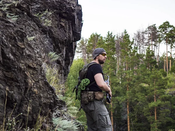 Ρωσικό sniper που ετοιμάζεται να χτυπήσει τον εχθρό μέσα στο δάσος, στο βουνό, στρατιωτική έννοια του πολέμου — Φωτογραφία Αρχείου