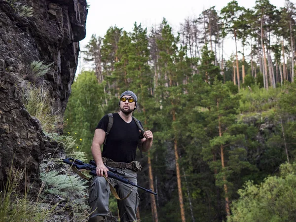 Orosz mesterlövész arra készül, hogy hit az ellenség, az erdő, a hegyen, a katonai koncepció háború — Stock Fotó