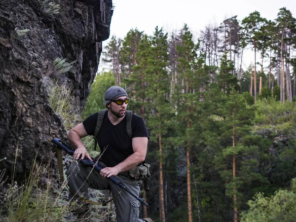 Ρωσικό sniper που ετοιμάζεται να χτυπήσει τον εχθρό μέσα στο δάσος, στο βουνό, στρατιωτική έννοια του πολέμου — Φωτογραφία Αρχείου