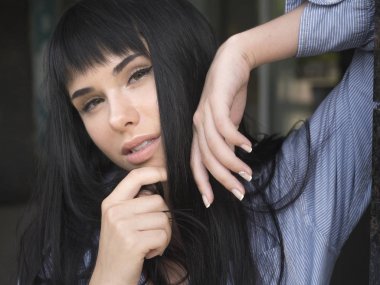 genç kadın açık havada dikey. yumuşak güneşli renkleri.