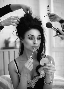 kadın daha fazla el ile oluşturur. Makyaj fırçaları, makas, gölgeler.