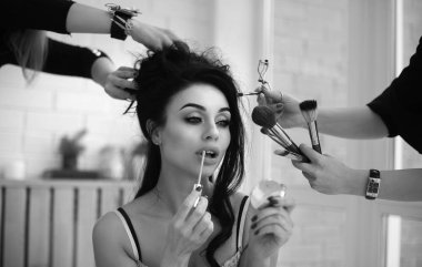 kadın daha fazla el ile oluşturur. Makyaj fırçaları, makas, gölgeler.