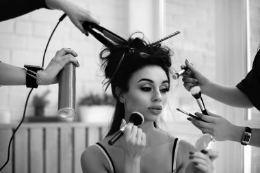 kadın daha fazla el ile oluşturur. Makyaj fırçaları, makas, gölgeler.