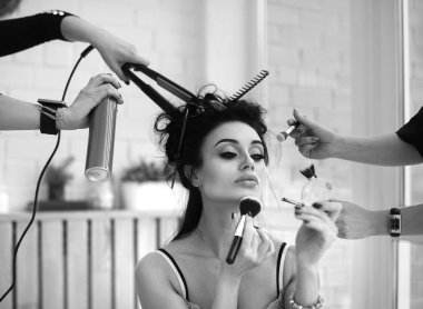 kadın daha fazla el ile oluşturur. Makyaj fırçaları, makas, gölgeler.