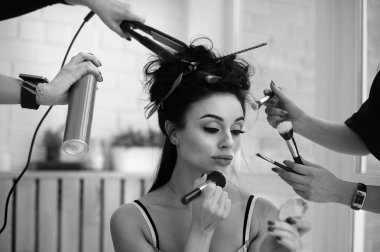 kadın daha fazla el ile oluşturur. Makyaj fırçaları, makas, gölgeler.