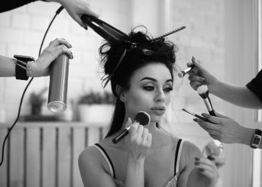 kadın daha fazla el ile oluşturur. Makyaj fırçaları, makas, gölgeler.