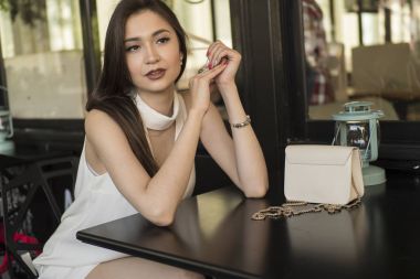 Restoran Cafe kız zengin şık Bayan Abiye saç makyaj ile retro villa otelde istirahat güzel seksi kadın. genç ve güzel ince kadın Cafe. Seksi gülümseyen kız