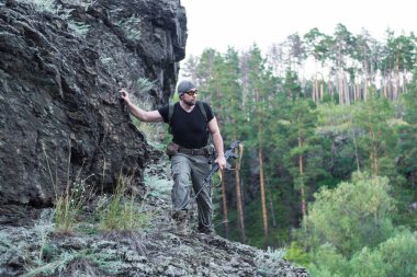 Bir keskin nişancı tüfeğiyle ormandaki portresi