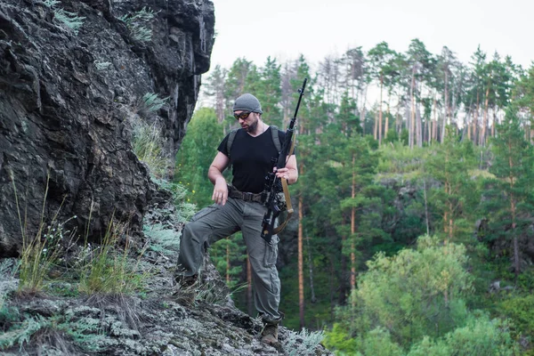 Портрет снайпера в лесу с винтовкой — стоковое фото