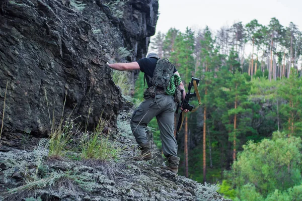 Portrait d'un sniper dans la forêt avec un fusil — Photo