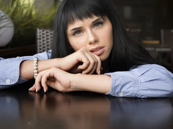 Beautiful young girl in a old town cafe - outdoor portrait — Stock Photo, Image