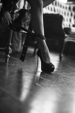 Onu külot kadın bacaklar ile açmak