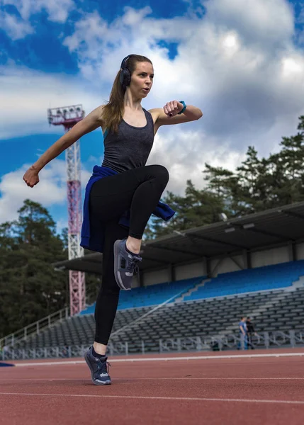 Mujer atlética corriendo en pista — Foto de Stock