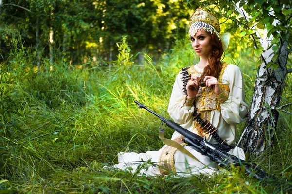 Mujer en ropa nacional rusa con el rifle de francotirador ruso — Foto de Stock