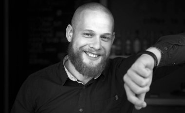 sakallı adam karşı bir ışık arka plan, siyah ve beyaz arka plan gülümseyen