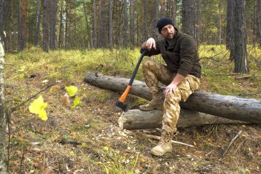 Ormanda oturan oduncu işçi. Sabit işten sonra dinlenme.