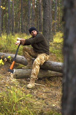 Ormanda oturan oduncu işçi. Sabit işten sonra dinlenme.