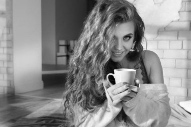 benthouse yatak odasında seksi gülen kadın içki kahve sabah erken