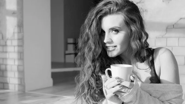 Sexy femme souriante boire du café tôt le matin dans sa chambre benthouse — Photo