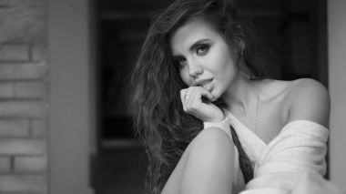 şehvetli üzgün kadın sonraki pencere yatakta oturur. Siyah beyaz resim.