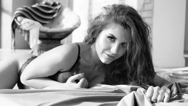 아주 섹시 한 여자 속옷을 입고 침대에 누워입니다. 로 일어나, 흑백 이미지 — 스톡 사진