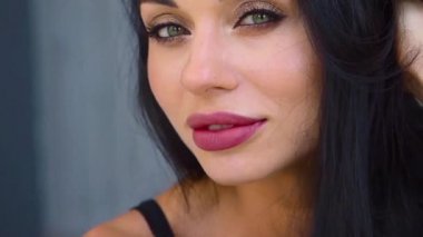 Siyah iç çamaşırı güzel seksi kız yatakta oturuyordu. Seksi kızı yatak odasında yatağın üstünde erken sabah oturan yakın çekim. Şehvetli uyanış. Flört ve baştan.