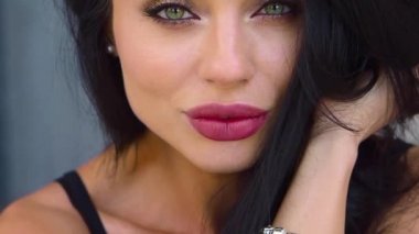 Siyah iç çamaşırı güzel seksi kız yatakta oturuyordu. Seksi kızı yatak odasında yatağın üstünde erken sabah oturan yakın çekim. Şehvetli uyanış. Flört ve baştan.