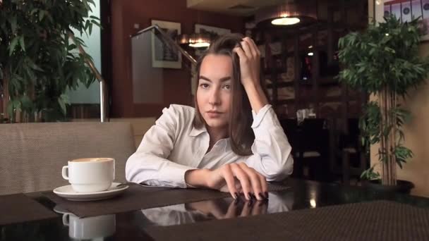 Sensuelle jeune femme d'affaires grinkig thé dans un café. Sexy souriant et flirts — Video