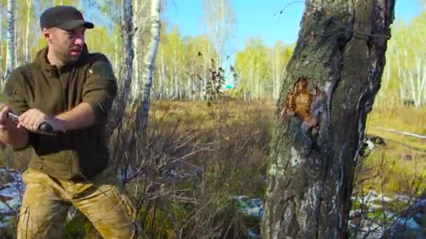 Oduncu işçisi birçok parçalanmak ormanda büyük baltayla kırma ağaç doğrama. Açık havada büyük balta ile çalışan büyük kaslı adam sökük güçlü sağlıklı Yetişkin — Stok video