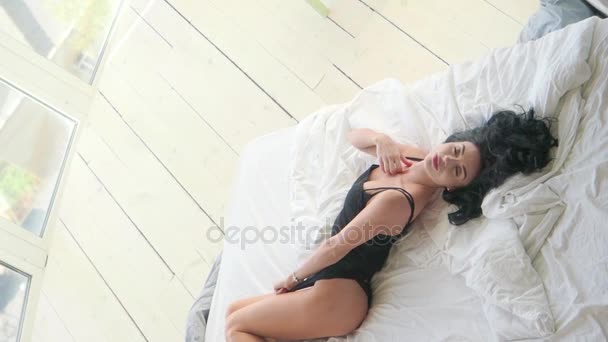 Sexy donna bruna seducente posa sul letto. Vuole fare sesso. Tentazione . — Video Stock