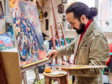 Orta yaşlı erkek sanatçı studio resim çizim