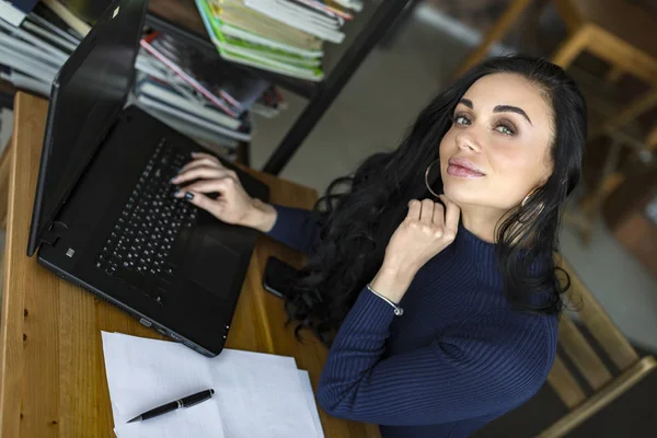 Advogado atraente advogado estudante de direito trabalhando a partir de seu laptop computador — Fotografia de Stock