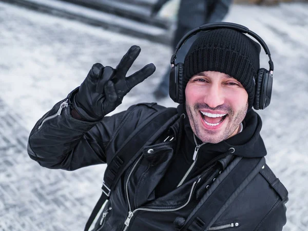 Kulaklık walkink kış vakti sokakta pozitive adam — Stok fotoğraf