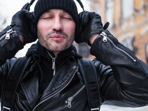Adam New York stree kulaklık ile müzik dinleme. Kış. Gözlerini kapat. — Stok fotoğraf