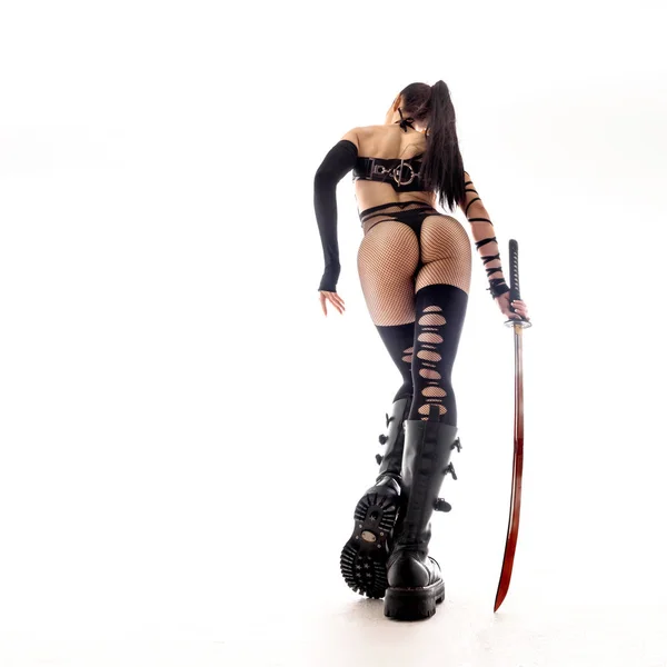 Mujer sexy en uniforme de anime conuna espada katana. ciew desde atrás . — Foto de Stock