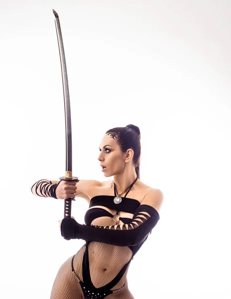 Mujer joven con una espada samurai bushido katana — Foto de Stock