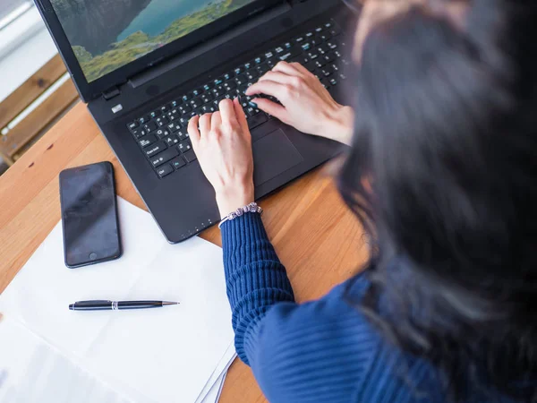 Close-up dari tangan wanita yang mengetik pada keyboard komputer. Pengusaha wanita muda duduk di kantor dan bekerja online . — Stok Foto