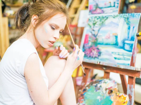 Jovem artista feminina quadro de pintura em estúdio — Fotografia de Stock