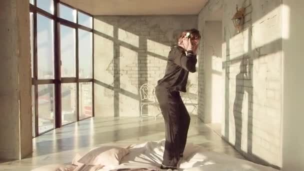 Attraktive Fröhliche Mädchen Haben Spaß Beim Tanzen Auf Dem Bett — Stockvideo