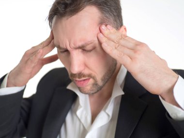 Kafa patlatma, güçlü migren. Acıya yüz buruşturma yakışıklı adamla mücadele.