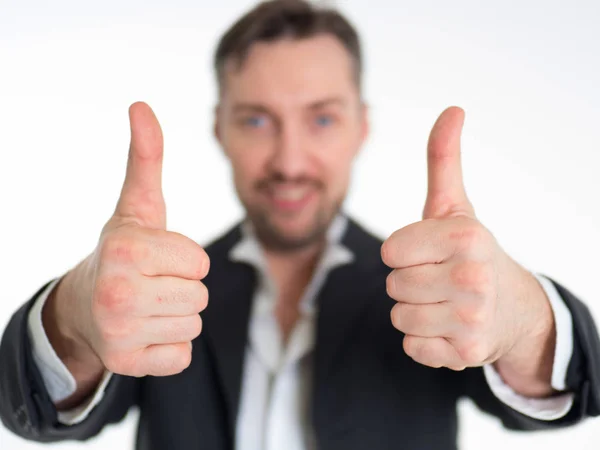 Feliz hombre de negocios sonriente con el gesto de los pulgares hacia arriba, aislado sobre fondo blanco — Foto de Stock