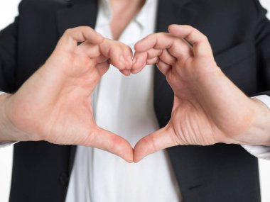 iş adamı eliyle kalp şekli yapmak