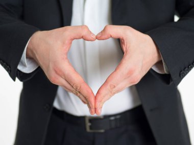 İşareti kalp Yaşasın gösterilen iş elbiseli bir adam